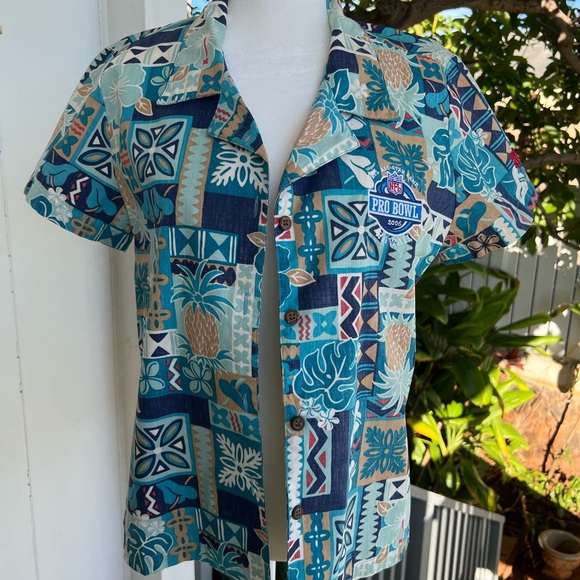 Vintage NFL Pro Bowl Official Woman’s VIP Sponsor Aloha Shirt - Picture 4 of 11